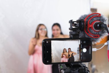 Genç kadınlar dans hakkında öğrendikleri her şeyi paylaşan bir video bloğu kaydediyorlar. Bunu sosyal ağlarınızda paylaşın ki diğer insanlar videolarınızı görebilsin..