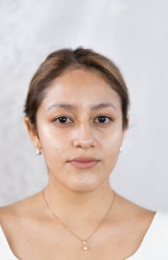 Kameraya poz veren bale elbiseli genç bir kadın. Farklı bale adımları atıyorum..