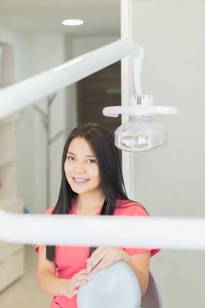 Odontóloga Joven Consultorio Ofreciendo Diferentes Tipos Servicios Dentales — Foto de Stock