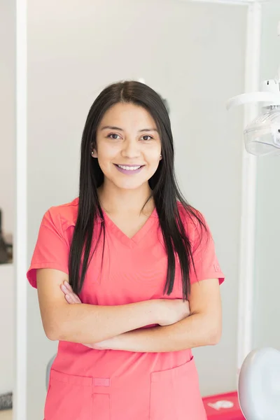 Молодая Женщина Дантист Своем Офисе Предлагает Различные Виды Стоматологических Услуг — стоковое фото