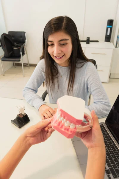 在牙科诊所接受牙医建议的年轻妇女 — 图库照片