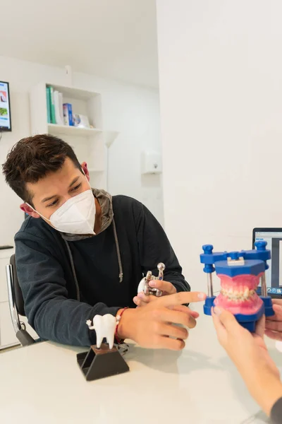 在牙科诊所接受牙医建议的年轻人 采取各种生物安全措施 — 图库照片