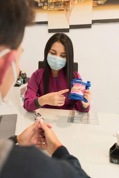 Giovane Uno Studio Dentistico Con Tutte Misure Biosicurezza Ricevendo Consigli — Foto Stock