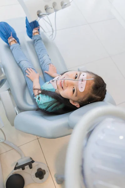 Bambina Attesa Uno Studio Dentistico Ricevere Sue Cure Dentali Bretelle — Foto Stock