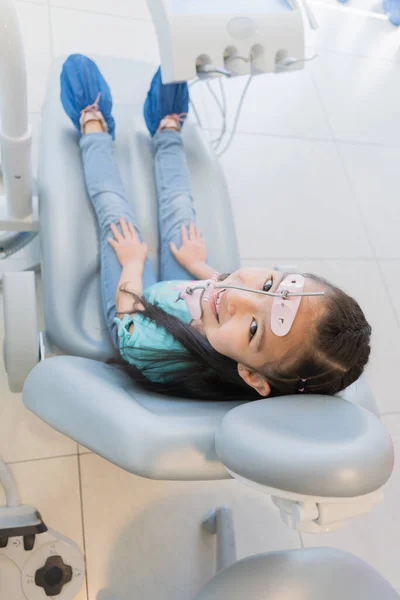 小女孩在牙科诊所等着接受治疗和护理 — 图库照片