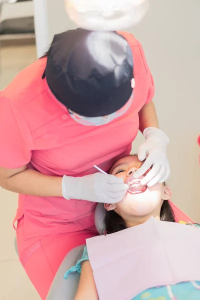 Una Ragazza Uno Studio Dentistico Che Riceve Cure Dentistiche Cura — Foto Stock