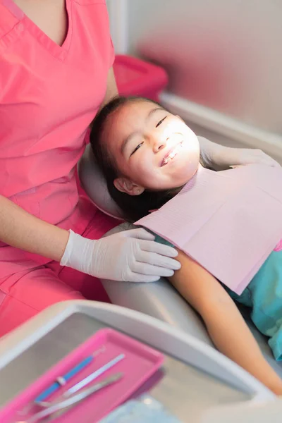 Chica Consultorio Dental Recibiendo Tratamiento Dental Para Cuidado Sus Dientes — Foto de Stock