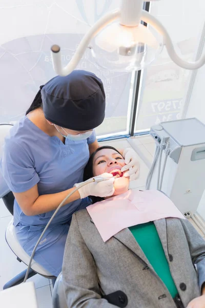 Odontóloga Joven Realizó Procedimiento Dental Una Paciente Para Que Pueda — Foto de Stock