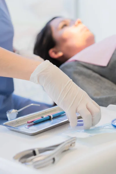 牙科诊所备有所有牙科程序所需的器具 和最好的照顾他所有的病人 — 图库照片