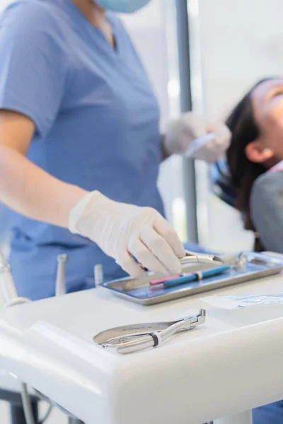 牙科诊所备有所有牙科程序所需的器具 和最好的照顾他所有的病人 — 图库照片