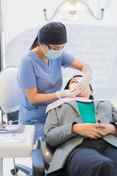 Odontóloga Joven Realizó Procedimiento Dental Una Paciente Para Que Pueda — Foto de Stock