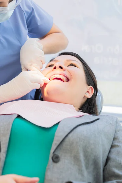 Odontóloga Joven Realizó Procedimiento Dental Una Paciente Para Que Pueda — Foto de Stock