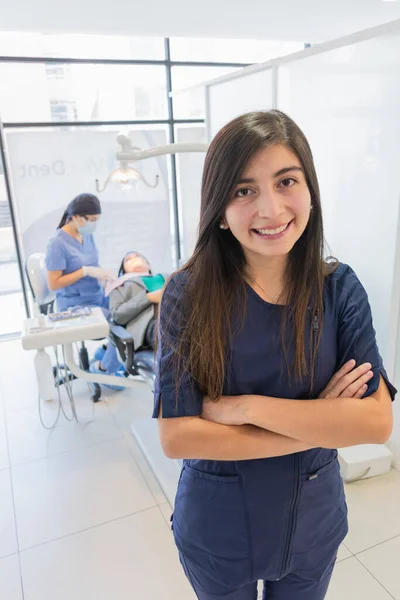 年轻的女牙医在她的办公室 以专业的方式照顾他的病人 — 图库照片