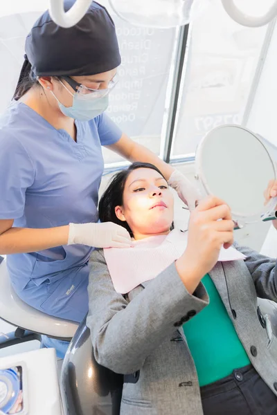 Odontóloga Joven Realizó Procedimiento Dental Una Paciente Para Que Pueda — Foto de Stock