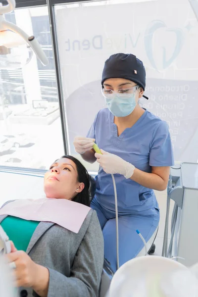 Odontóloga Joven Realizó Procedimiento Dental Una Paciente Para Que Pueda — Foto de Stock