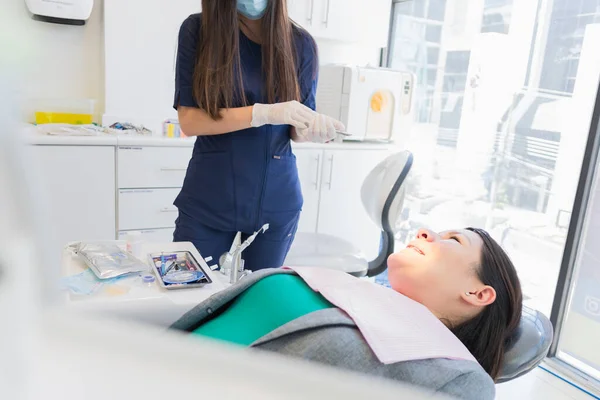 在牙科诊所的年轻女人快乐的治疗你将会得到你的牙齿 — 图库照片