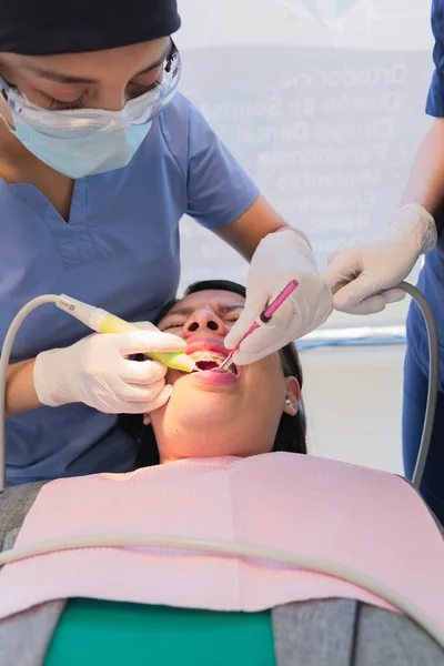 年轻的女牙医对病人进行了牙科治疗 以便她能尽快康复 — 图库照片