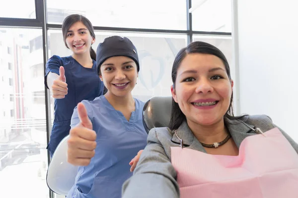 Ung Kvinna Går Igenom Sin Tandbehandling Mycket Nöjd Med Hur — Stockfoto