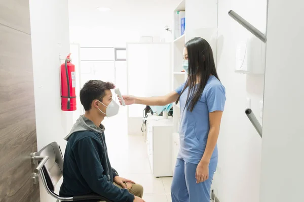 牙科诊所接收病人 并采取一切生物安全措施 以最审慎和负责任的态度提供最佳照顾 — 图库照片