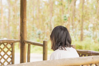 Genç bir kadın doğada yürüyor, manzaranın tadını çıkarıyor..