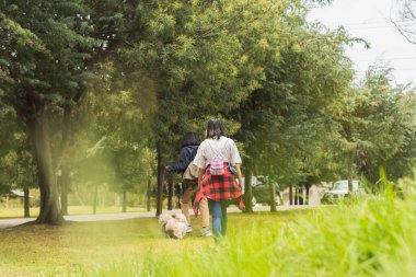 Genç bir kadın doğada yürüyor, manzaranın tadını çıkarıyor..