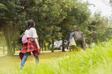 Arkadaşlar dışarıda tatil yapıyor..