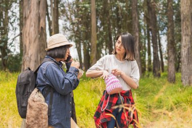 Arkadaşlar dışarıda tatil yapıyor..