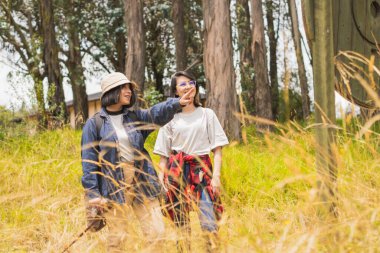 Arkadaşlar dışarıda tatil yapıyor..