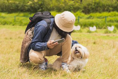 Genç adam doğada evcil hayvanıyla yürüyor..