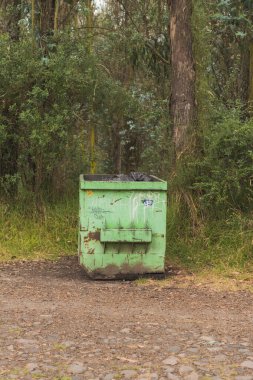 Geri dönüşümlü atık ile doğayla ilgilenmek.