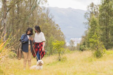 Arkadaşlar dışarıda tatil yapıyor..