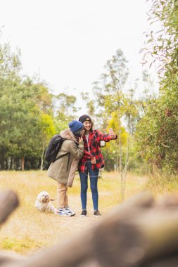 Arkadaşlar dışarıda tatil yapıyor..