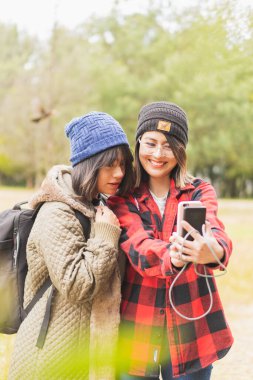 Arkadaşlar dışarıda tatil yapıyor..