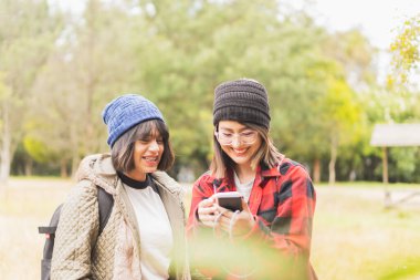 Arkadaşlar dışarıda tatil yapıyor..
