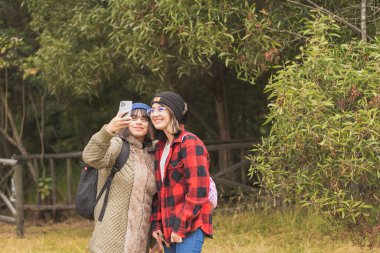Arkadaşlar dışarıda tatil yapıyor..