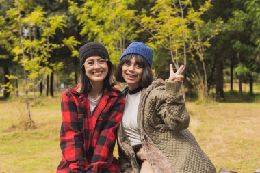 Arkadaşlar dışarıda tatil yapıyor..