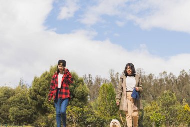 Arkadaşlar dışarıda tatil yapıyor..