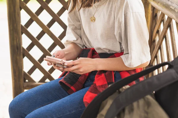 Cep telefonu GPS 'i ile yön arayan insanlar.