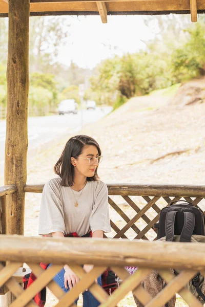 Jonge Vrouw Wandelen Het Park Genieten Van Het Buitenleven — Stockfoto