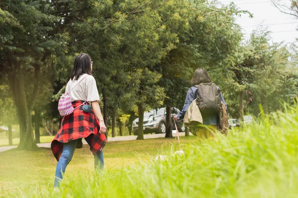 Arkadaşlar dışarıda tatil yapıyor..