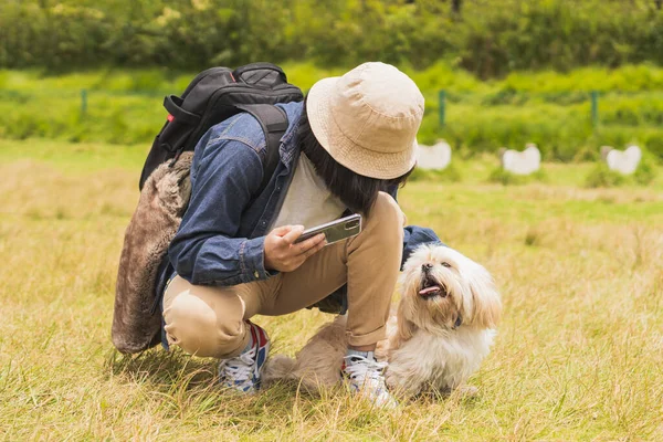 Genç adam doğada evcil hayvanıyla yürüyor..