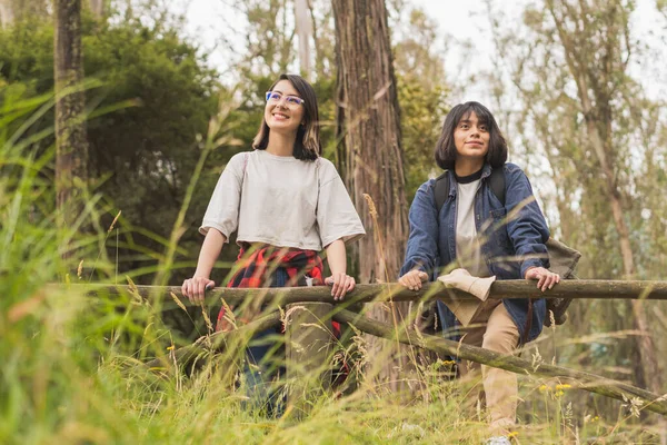 Arkadaşlar dışarıda tatil yapıyor..