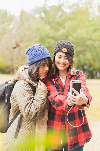 Arkadaşlar dışarıda tatil yapıyor..