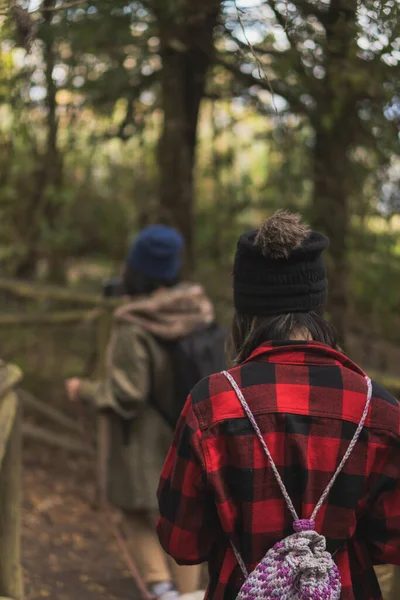 Genç bir kadın parkta yürüyor, dışarıda eğleniyor..