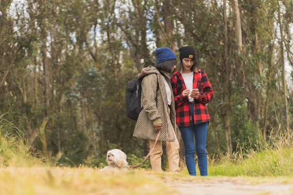 Arkadaşlar dışarıda tatil yapıyor..