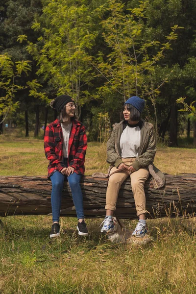 Arkadaşlar dışarıda tatil yapıyor..