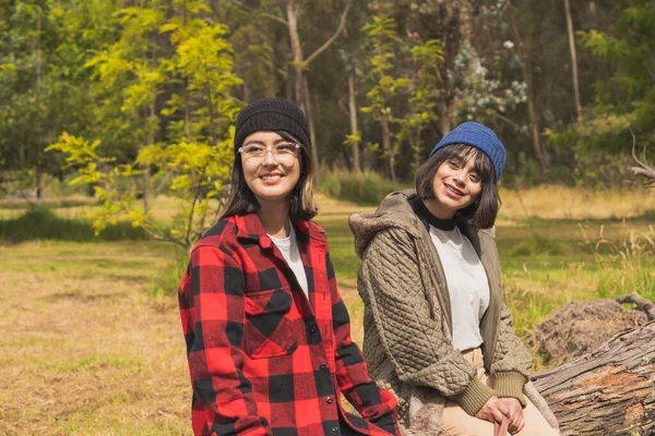 Arkadaşlar dışarıda tatil yapıyor..