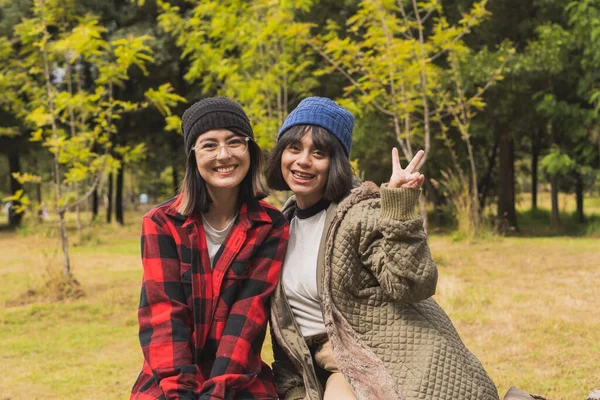 Arkadaşlar dışarıda tatil yapıyor..