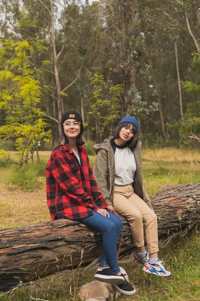 Arkadaşlar dışarıda tatil yapıyor..