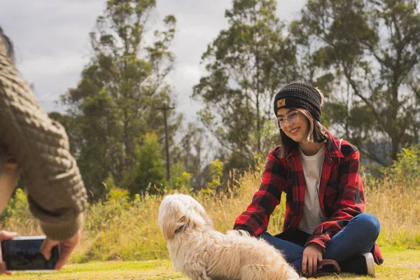 Genç adam doğada evcil hayvanıyla yürüyor..